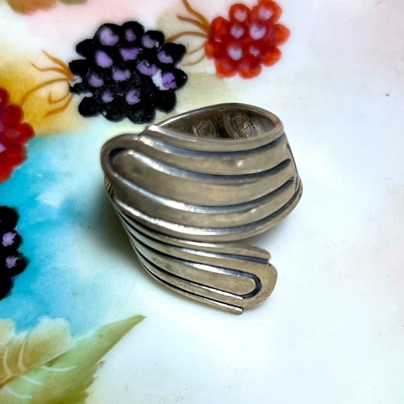 Sterling Silver Wrap Etched Swirl Vintage Statement Ring - Size 7.5 - Picture 2 of 5